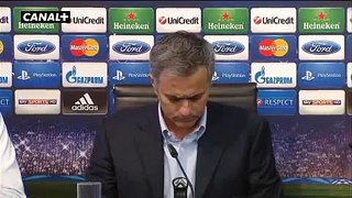 Mourinho moja sin querer al traductor y este le dice ¿Qué has hecho, cabrón?