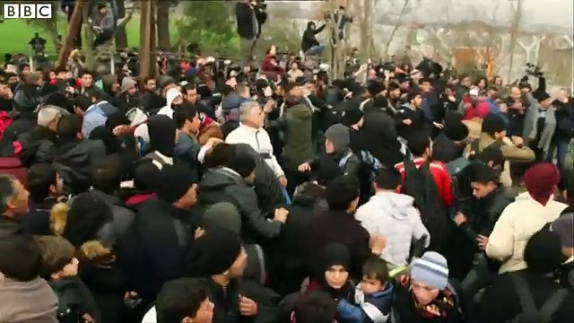 Migrants use 'battering ram' on Greece-Macedonia border fence