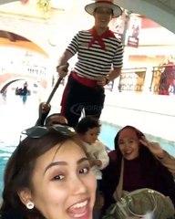 Ayu Ting Ting Dan Keluarga Naik Perahu Gondola di Macau, Hongkong