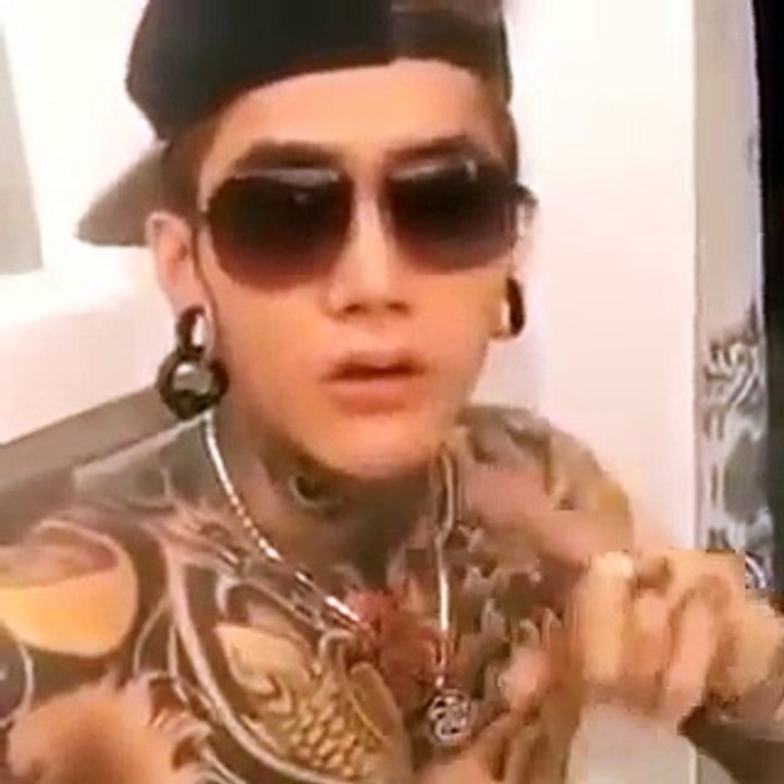 Hotboy xăm trổ tự tán mặt xin lỗi các đại ca vì tội láo toét.