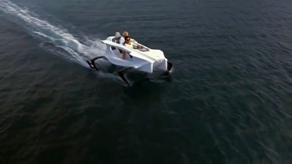 Красивый катер на подводных крыльях с электрическим мотором