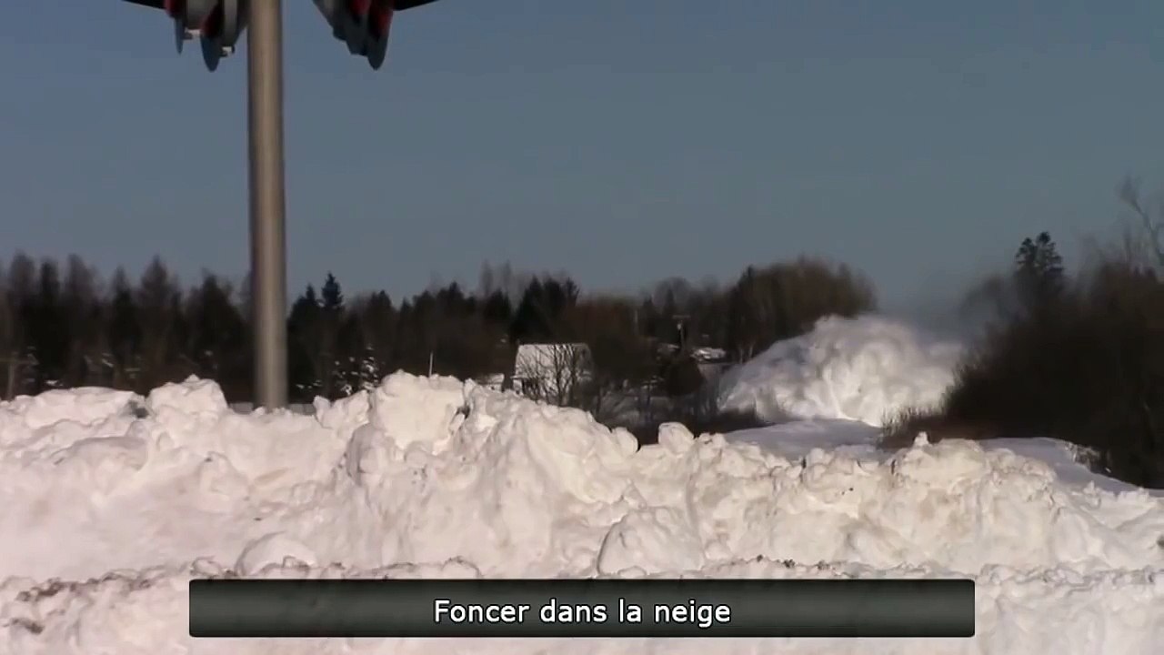 Поезд едет по снегу, красивое видео