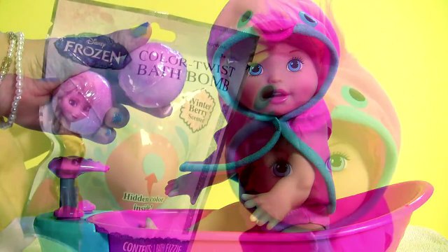 Little Mommy Bubbly Bathtime Baby Doll taking a Bath with FROZEN Bath Bombs ディズニー バスボール 入浴剤