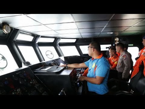 Air and sea search for AirAsia crash victims and fuselage continues
