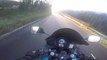 Il percute une voiture en moto par l'arrière aveuglé par le soleil sur les routes du pays-de-galles !