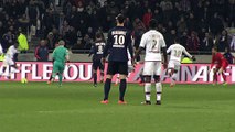 Lyon - PSG : Mapou Yanga-Mbiwa danse derrière Zlatan Ibrahimovic