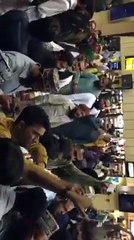 کراچی ائرپورٹ پر پرویزرشید کو جوتے پڑ گئے ۔