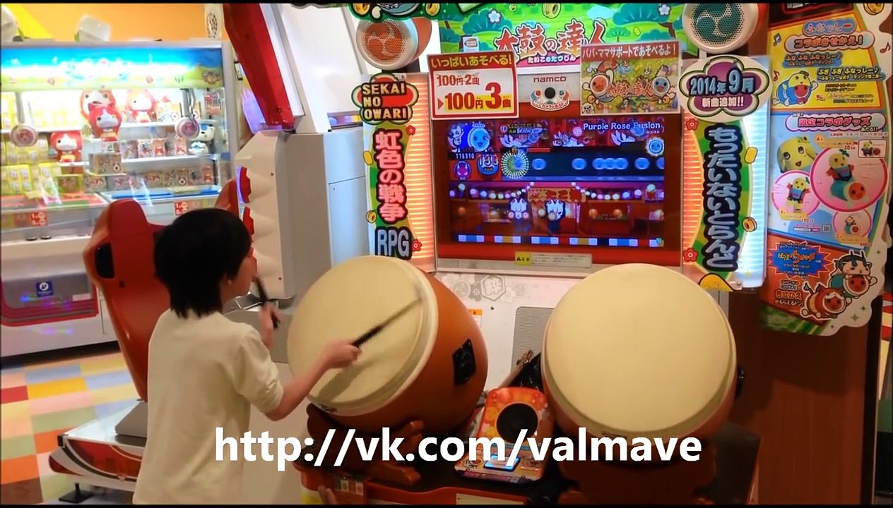 Ce jeune japonais déchire tout sur un jeu d'arcade de percussion Taiko (tambour japonais)