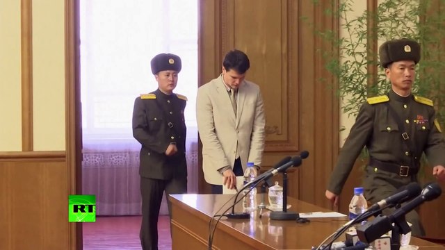 Un étudiant américain pris en train de voler un poster en Corée du Nord pleure devant un tribunal pour éviter une lourde condamnation