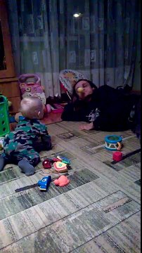 Bébé joue au ballon avec papa ... FAIL