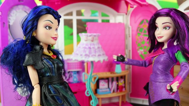 Anna Tricks Descendants Mal & Evie to Get Frozen Elsas Freezing Powers Back. DisneyToysFan