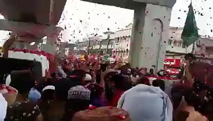 Shaheed Mumtaz Qadri K Janaze Par Logon Ka Samandar-Pholo Se Isteqbal