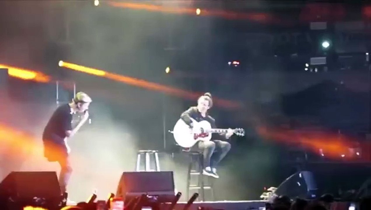 Brit Awards 2016- Justin Bieber Gets Incredibly Cozy With A Model At Brit Awards After-Party