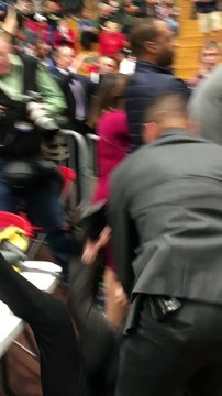 Photographe mis à terre lors d'un meeting de Donald Trump