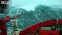 Ships in Storm - Terrifying Monster Waves!