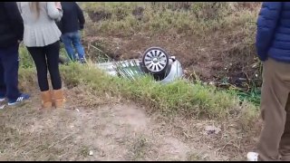 Auto terminó en la zanja detrás del Parque Garay