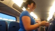 San en Vier als stewardess (in de trein)