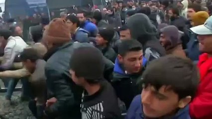 Download Video: Migrants use 'battering ram' on Greece-Macedonia border fence - Macedonia Police Fire Tear Gas