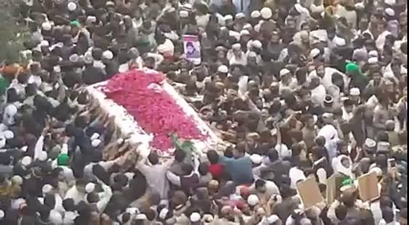 ایسا جنازہ نا کسی کا سنا نا دیکھا۔سب اس کو زیادہ سے زیادہ شیئر کریں جو کام میڈیا نہیں کر رہا آپ اپنے حصے کا کام کیجئے۔