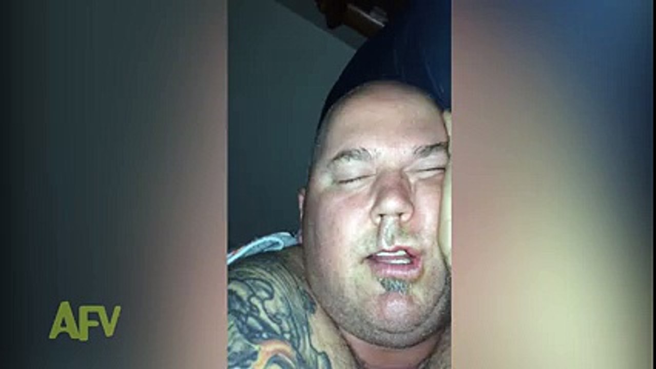 Un homme est mort de rire pendant qu'il dort dans son lit