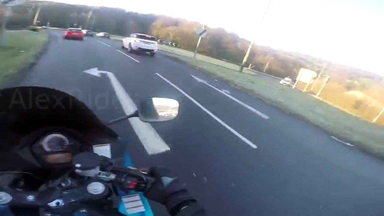 Aveuglé par le soleil, un motard percute l'arrière d'une voiture (Royaume-Uni)