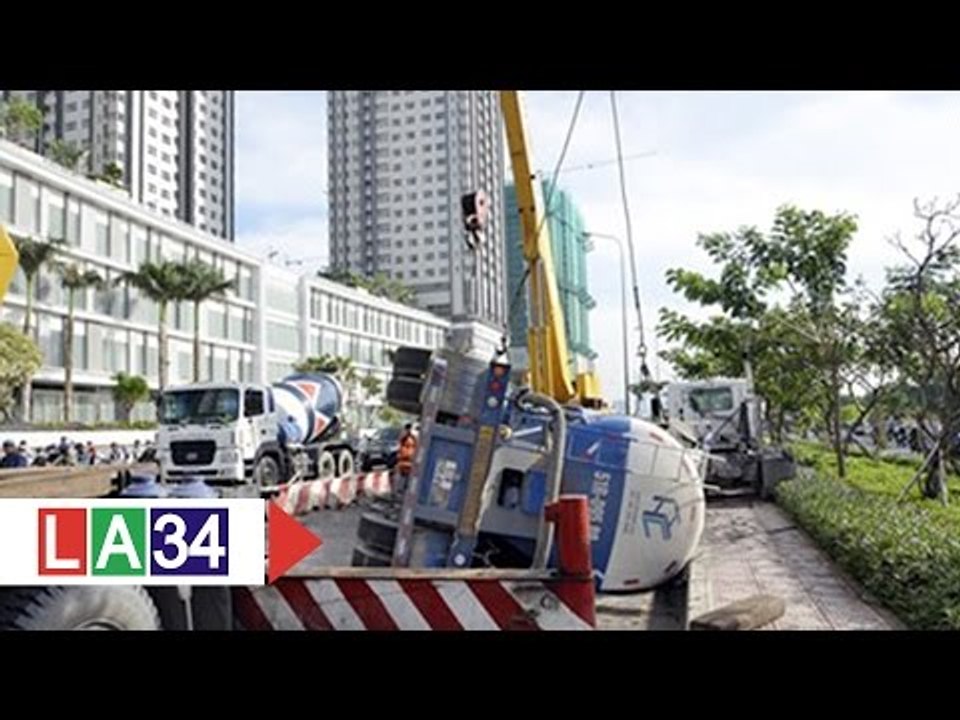 Xe bồn lật ngang đường khiến giao thông TP HCM hỗn loạn | LATV