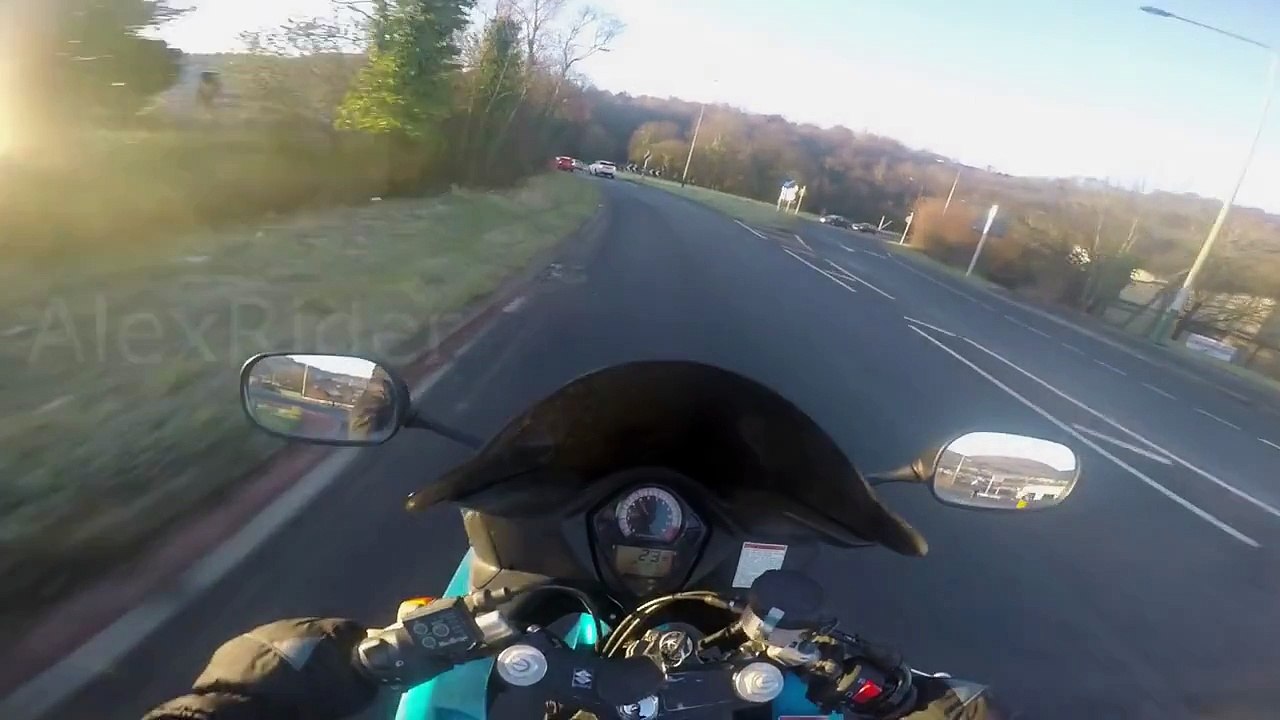 Aveuglé par le soleil, ce motard percute une voiture à l'arret
