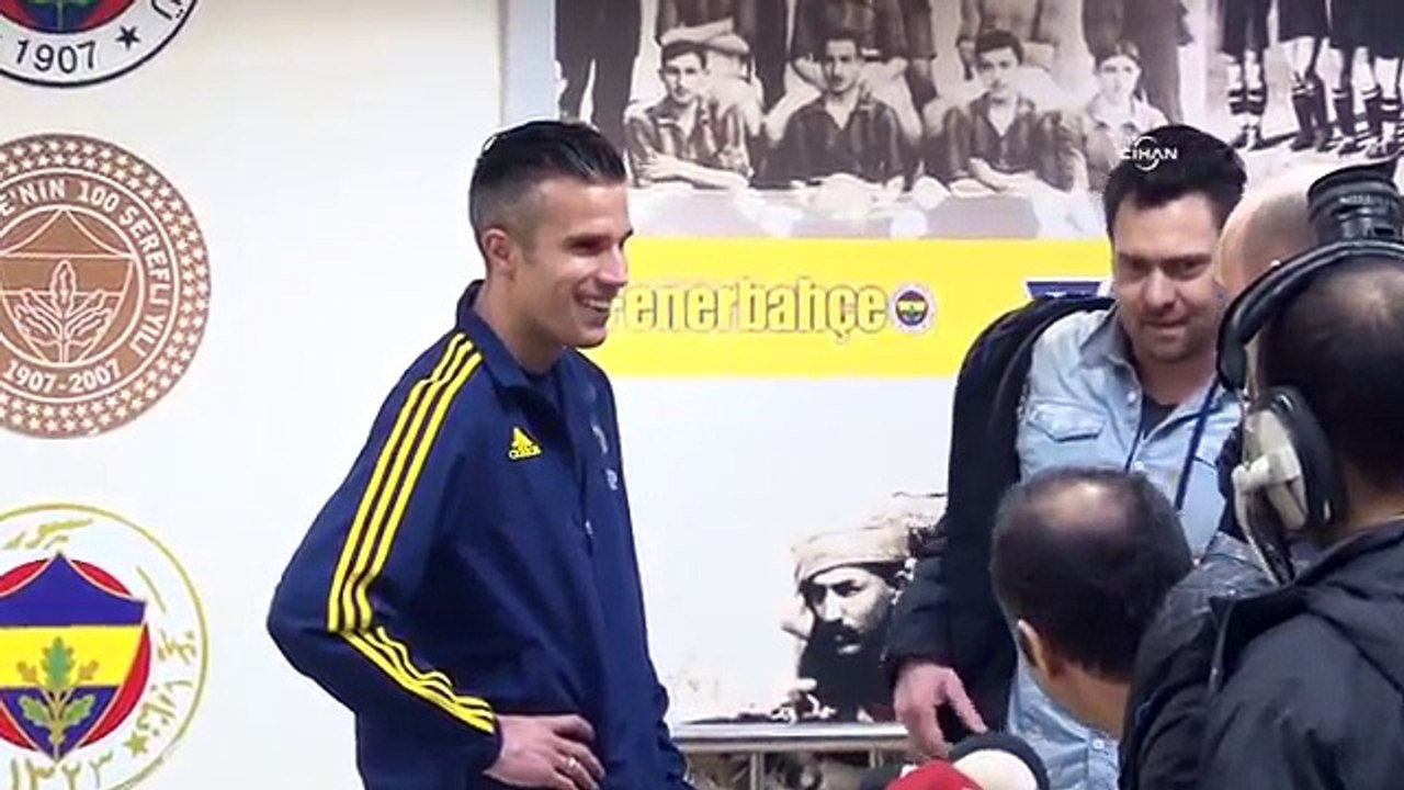 Fenalaşan gazeteciye Robin van Persie yardım etti