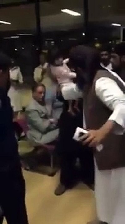 Extreme Insult of Pervez Rasheed At Airport, Watch What People Doing With Him