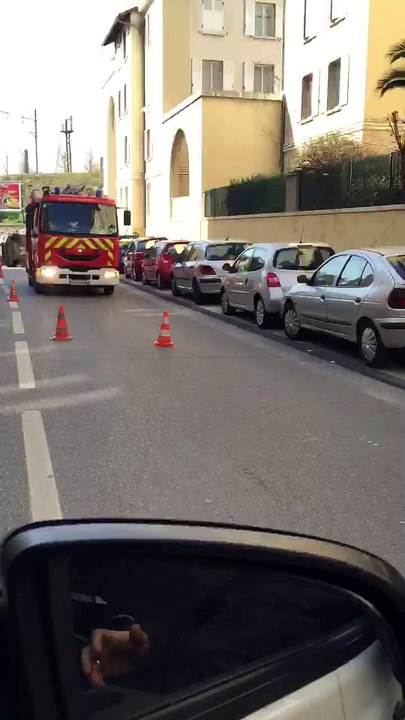 Marseille : une voiture se retrouve sur le flanc à la Capelette
