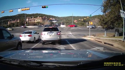 Un camion benne perd ses freins en descente