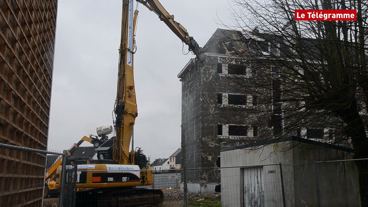Pontivy. Démolition des deux derniers immeubles de la cité Clémenceau