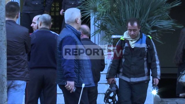 Report TV - Tiranë, shkëndijë në rrjetin elektrik zjarr në bodrumin e pallatit, pa dëme