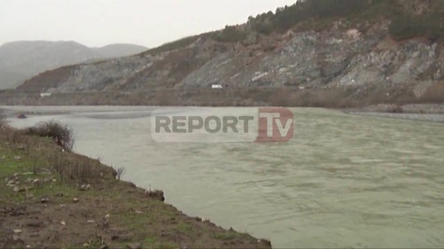 Report TV - Erozioni, lumi Fan në Mirditë përpin 30 ha tokë, rrezikohen dhe banesat