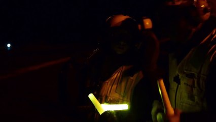 Décollages de nuit d'avions de chasse sur un porte-avion Amé