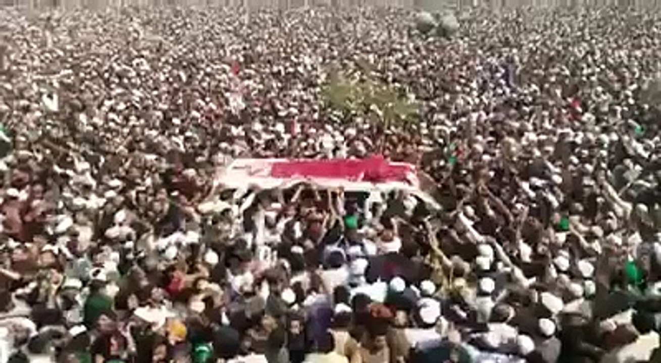 Footage of Janaza of Mumtaz Qadri from a distan...