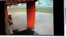 Cette femme se cache derrière un distributeur pour échapper à une tornade