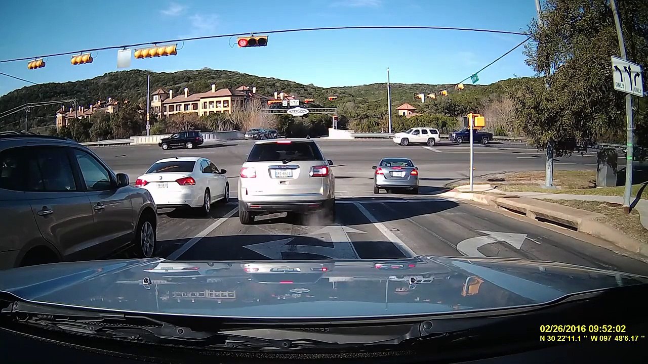 Un camion sans frein percute violemment des voitures à un feu rouge