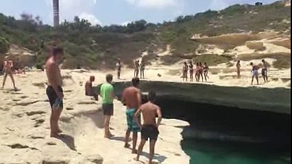 собака прыгает скалы воду