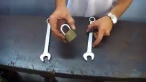Comment casser un cadenas avec 2 clés plates
