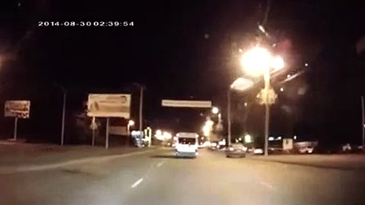 Драка на дороге, белка, спанч боб, заяц микимаус