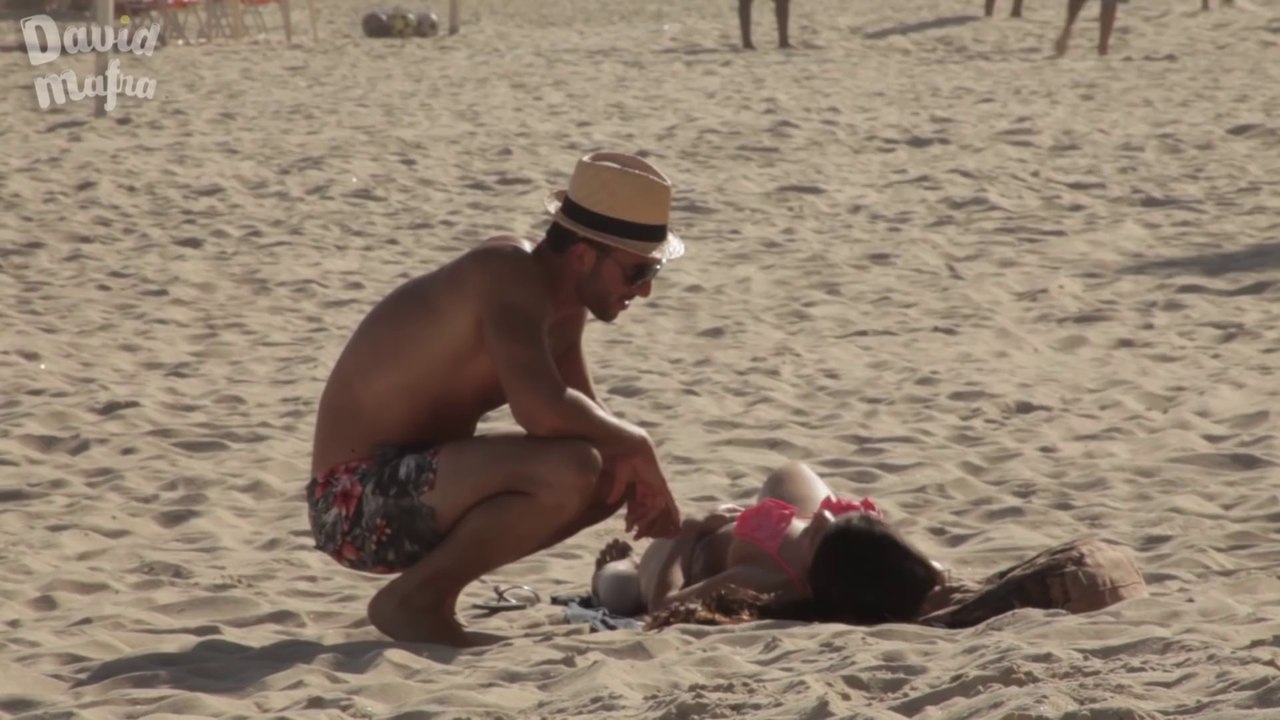 Elle lui demande de lui mettre de la crème, mais elle lui réserve toute une surprise!