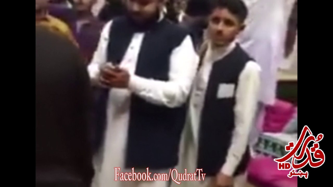 وفاقی وزیر اطلاعات ونشریات پرویز رشید کے ساتھ کراچی ائیر پورٹ پر بدکلامی. دھکےدیے. ایک مفتی صاحب نے اپنا جوتا پرویز رشید کو دکھایا. پرویز رشید سخت پریشان