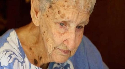 Esta idosa foi abandonada no lixo... Mas o que os vizinhos lhe fizeram... O que sempre mereceu...