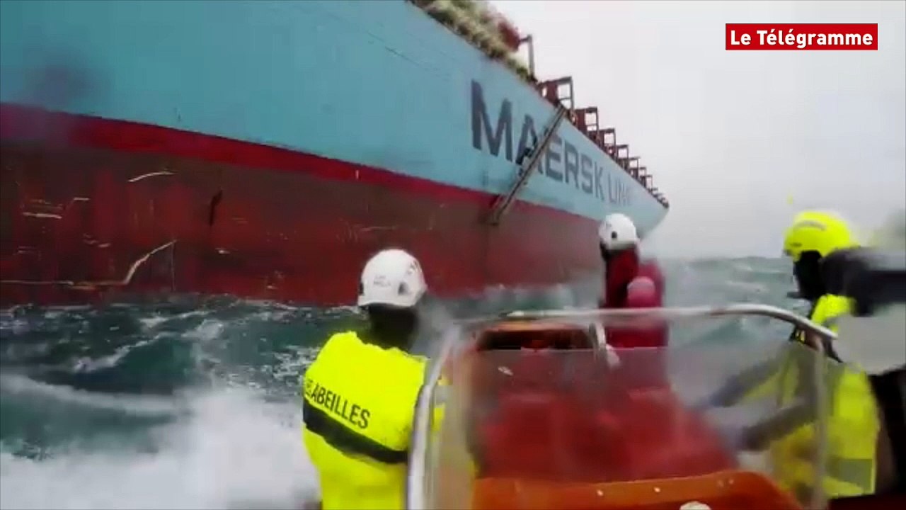 Remorquage De Lemma Maersk Par Labeille Bourbon Au Large Douessant