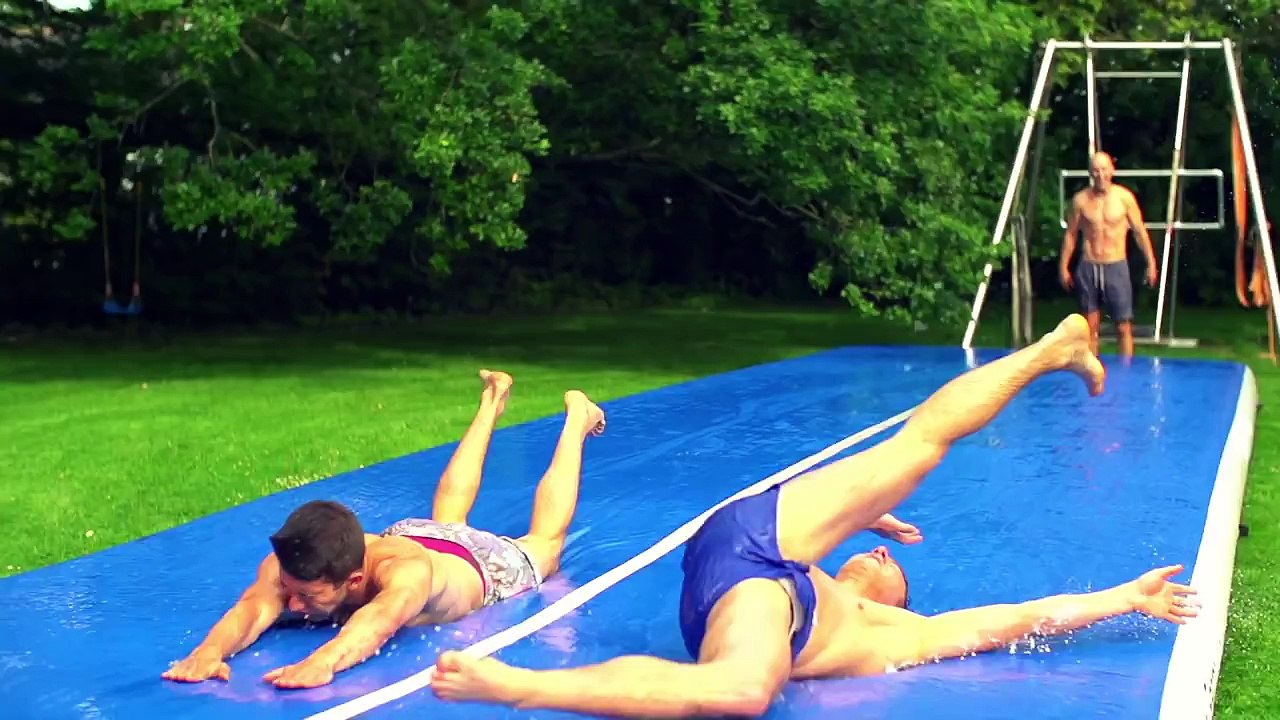 Junta água, sabão, um grupo de amigos e um colchão… sabes o que dá?