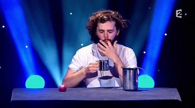 Фокусник с бодуна. Супер номер!