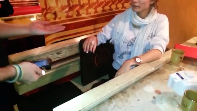 ЧАС РЖАЛ! Девушка в шоке от этого фокуса