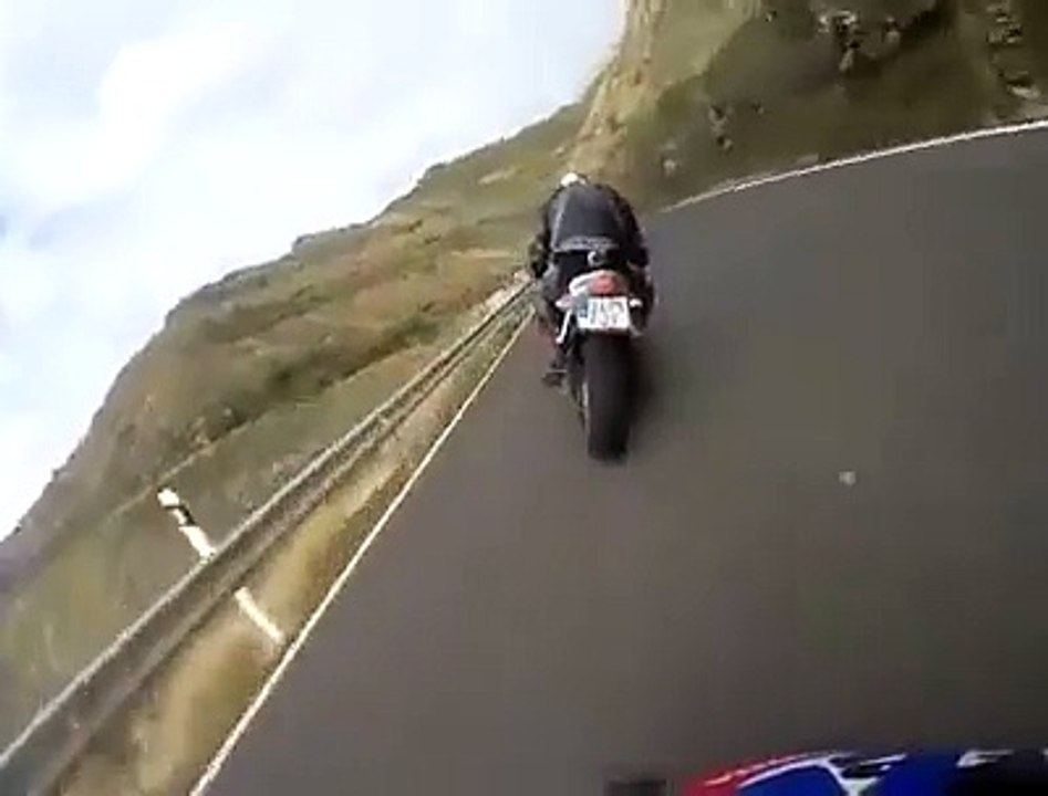 De bikers fou à fond sur une route de montagne à moto