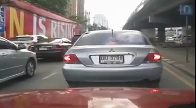 Un scooter se plante lors d'un road rage